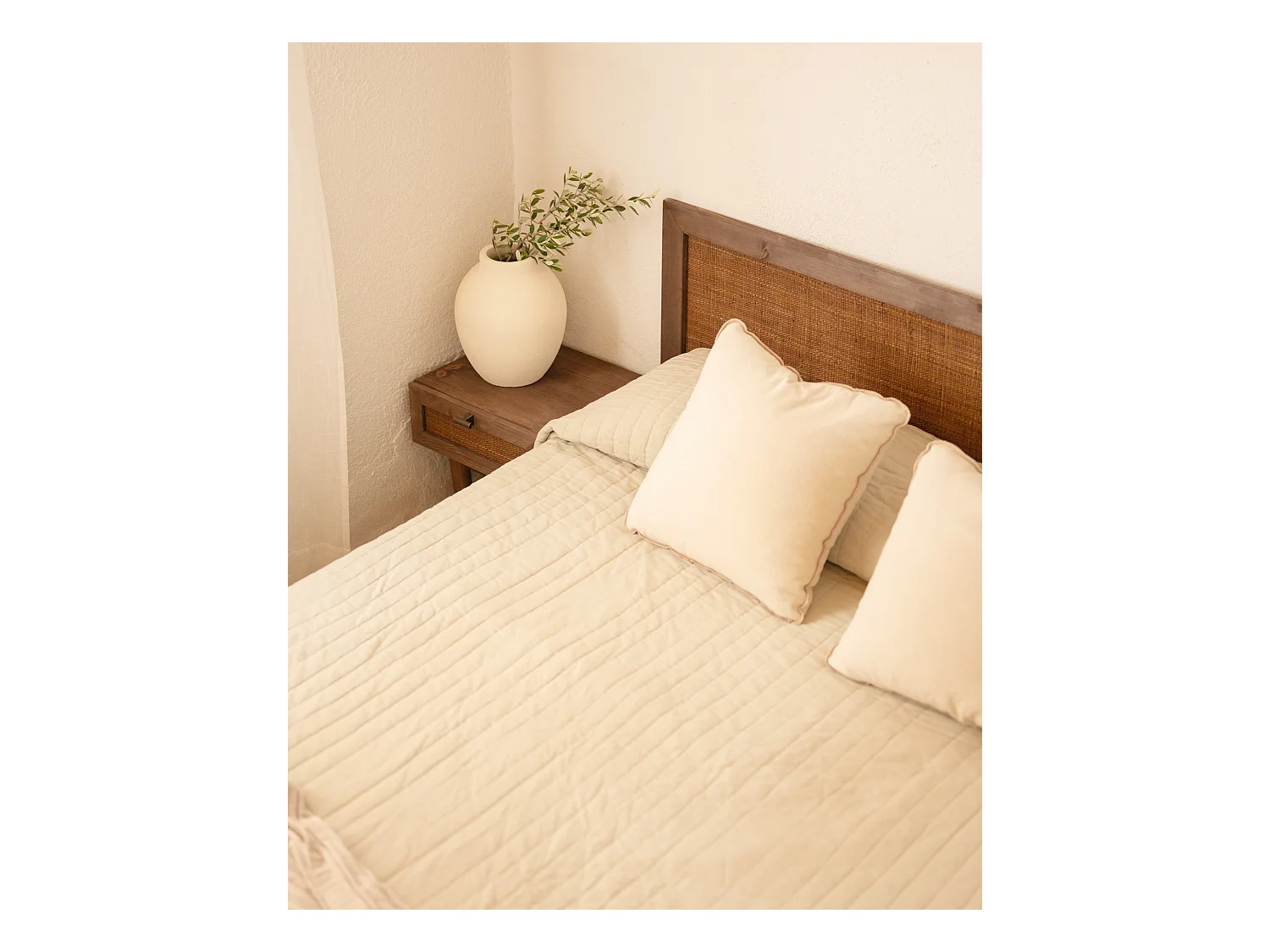 Cabecero de cama de madera maciza y rafia en tono nogal de 200x60cm - OLIVIA - DECOWOOD