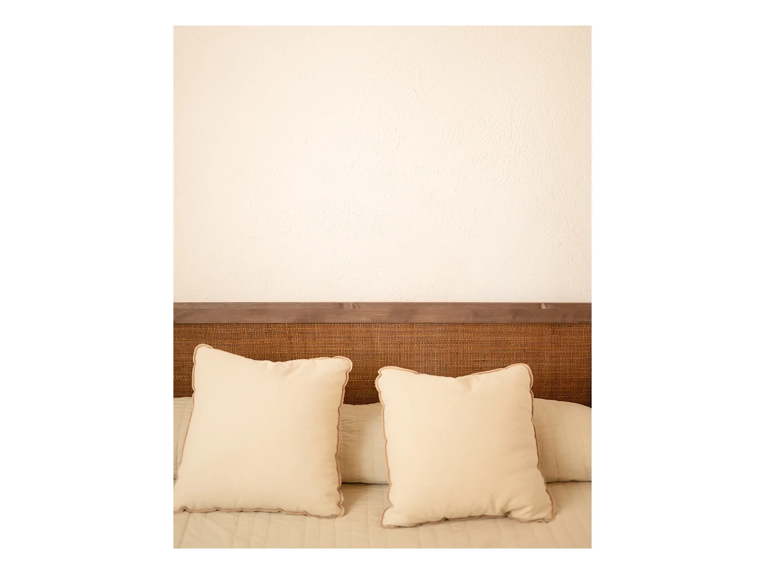 Cabecero de cama de madera maciza y rafia en tono nogal de 200x60cm - OLIVIA - DECOWOOD