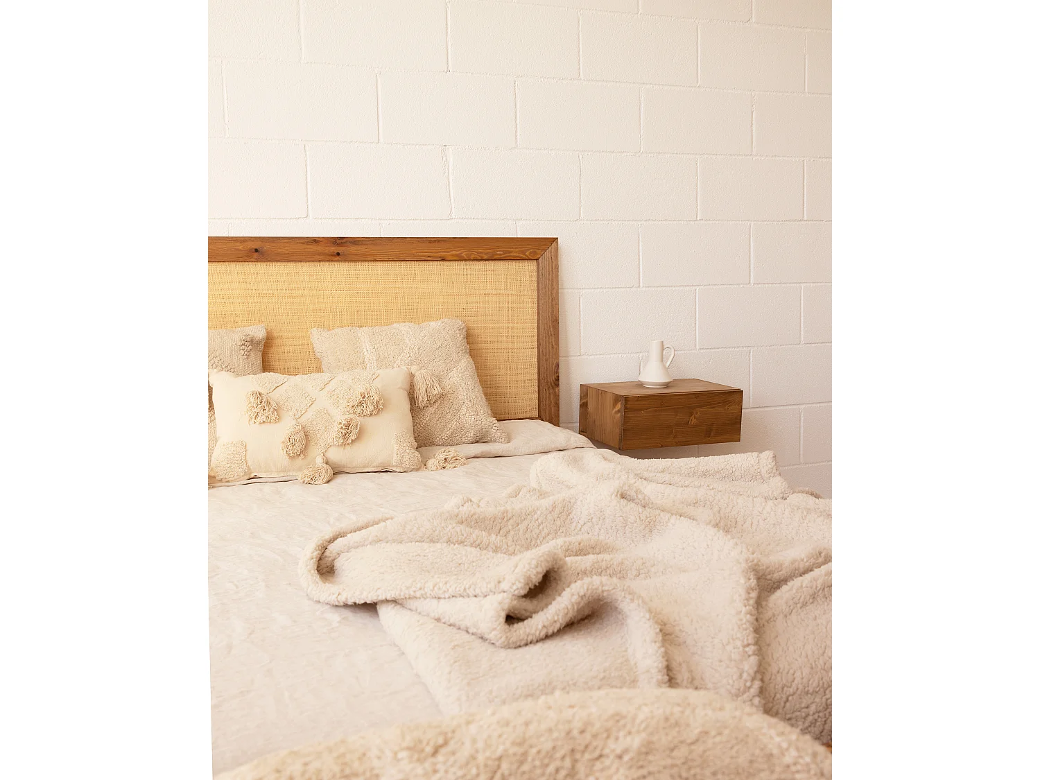 Cabecero de cama de madera maciza y rafia en tono roble oscuro de 160x60cm - ELLEN RAFIA - DECOWOOD