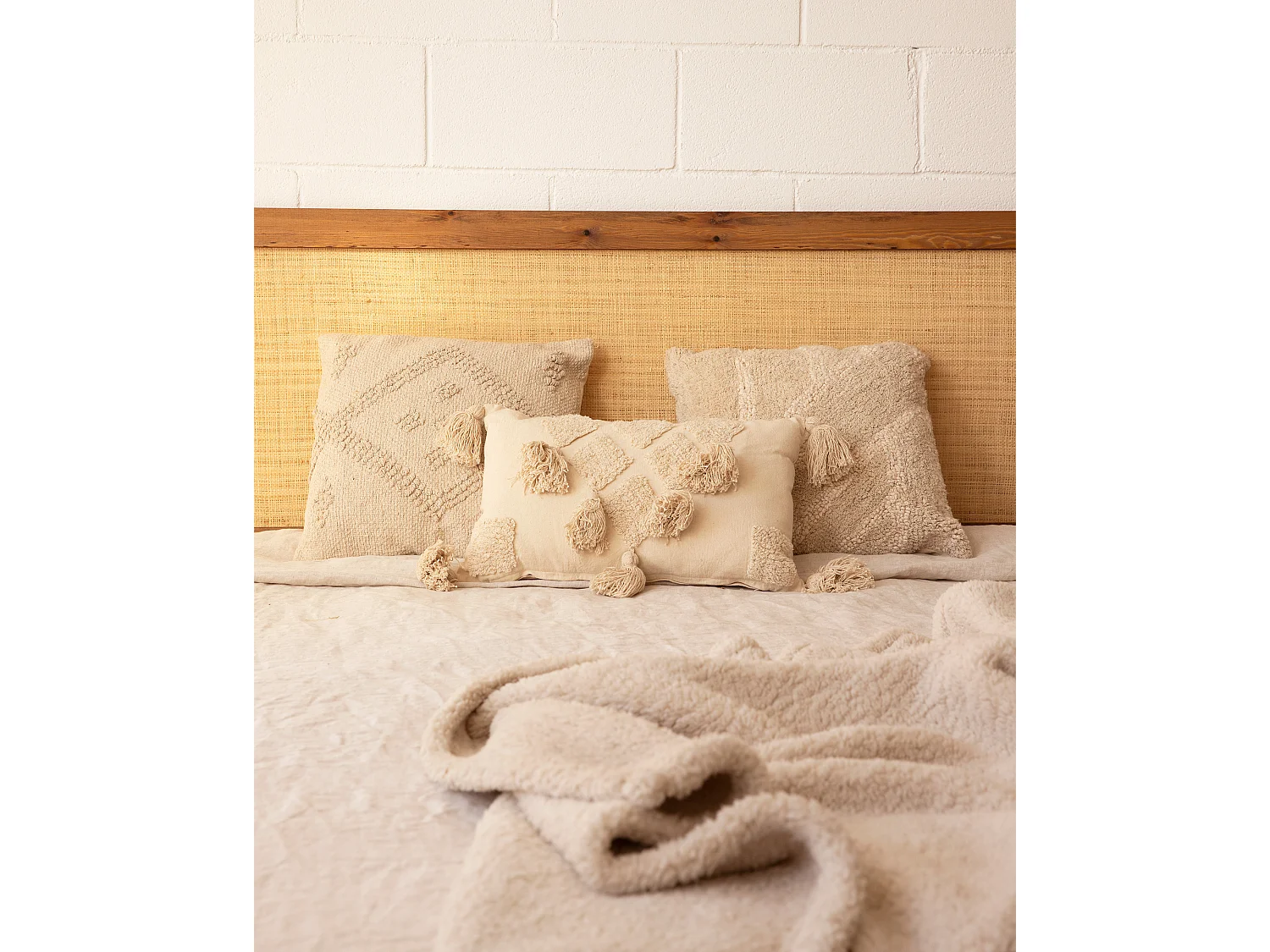 Cabecero de cama de madera maciza y rafia en tono roble oscuro de 160x60cm - ELLEN RAFIA - DECOWOOD