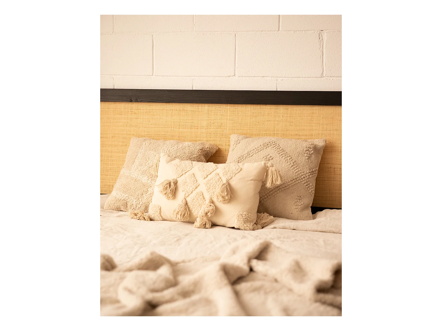 Testiera del letto in legno massello e rafia in tono nero 140x60cm - ELLEN RAFIA - DECOWOOD