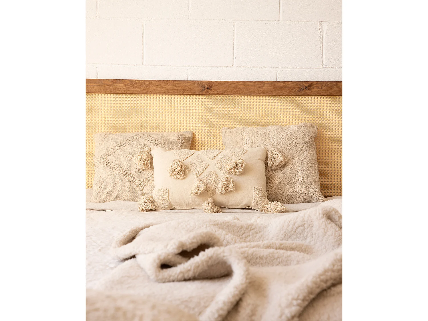 Cabecero de cama de madera maciza y cannage en tono roble oscuro de 200x60cm - ELLEN CANNAGE - DECOWOOD