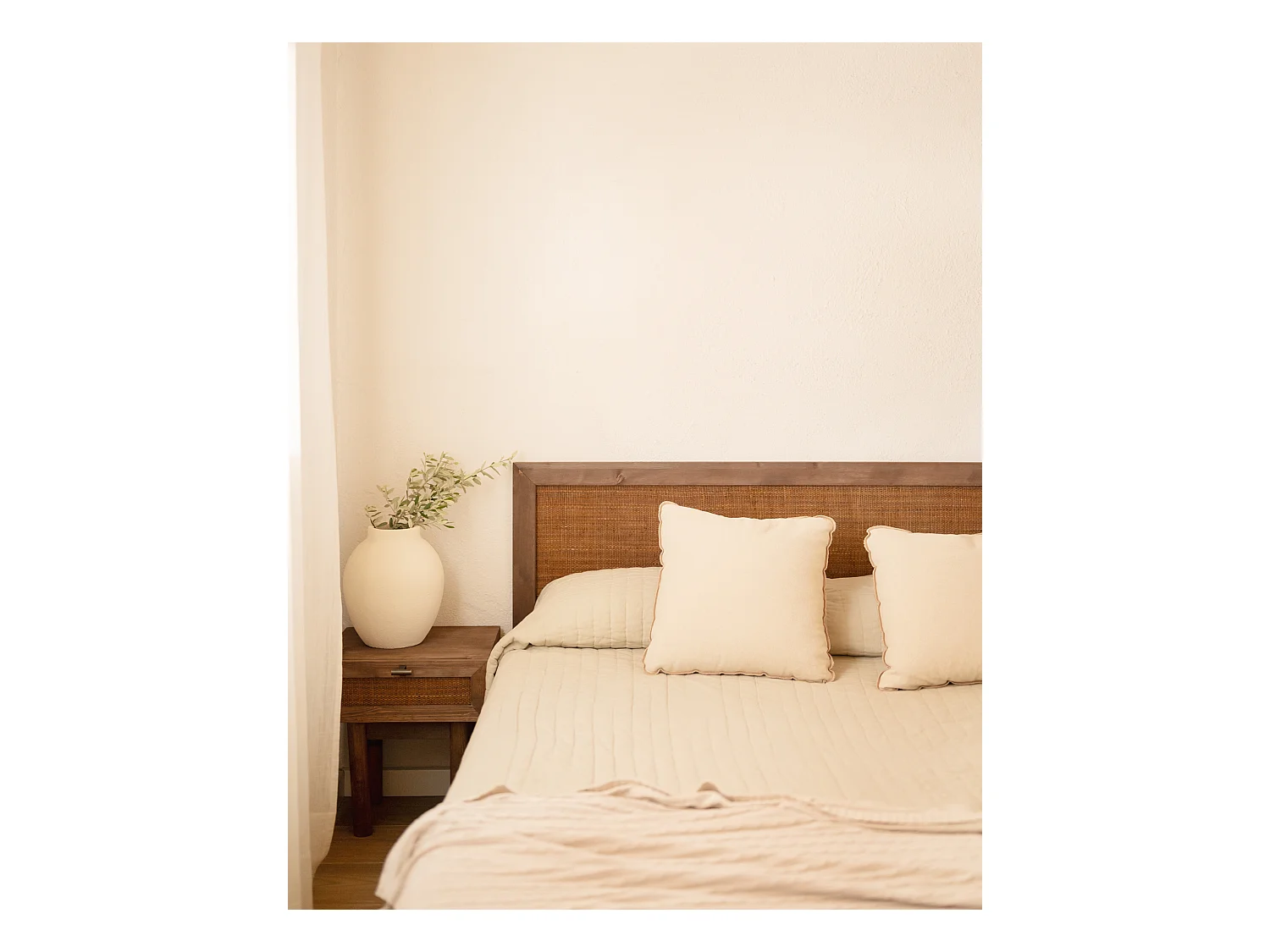 Cabecero de cama de madera maciza y rafia en tono nogal de 140x60cm - OLIVIA - DECOWOOD