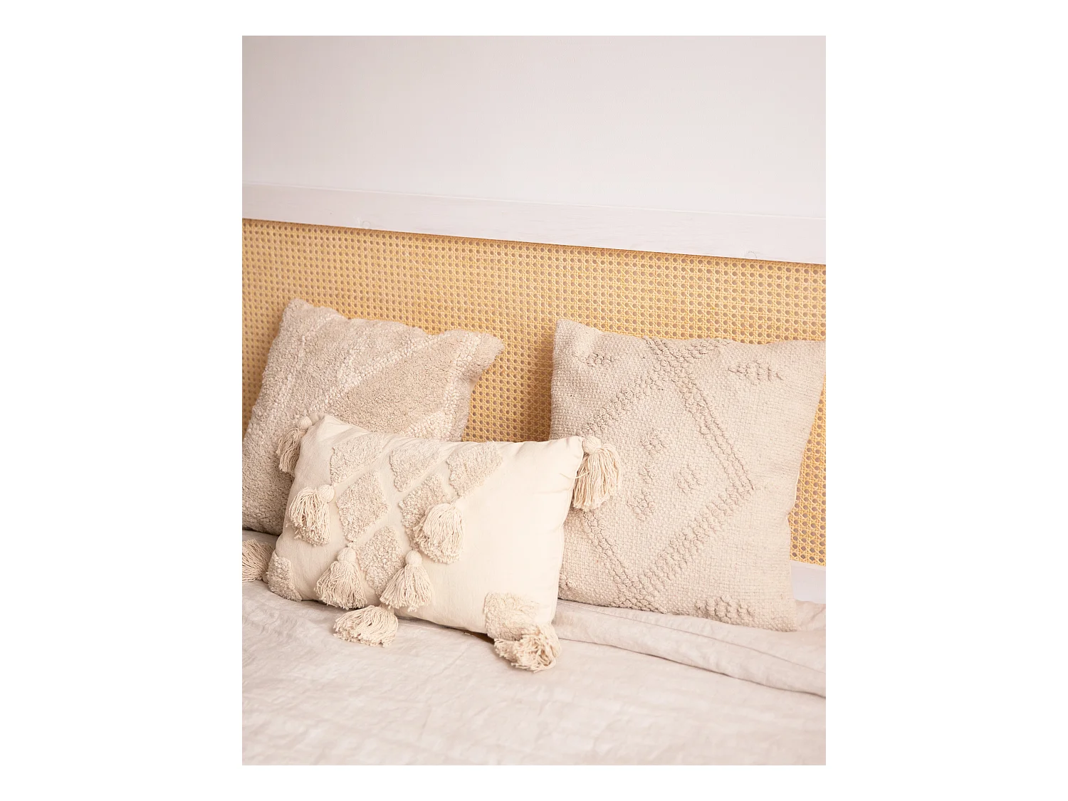 Cabecero de cama de madera maciza y cannage en tono blanco de 200x60cm - ELLEN CANNAGE - DECOWOOD