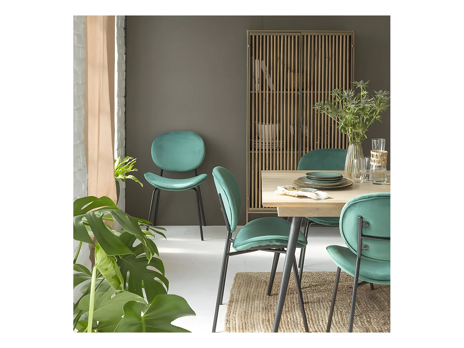 Juego de 2 sillas vintage de terciopelo verde esmeralda con base de compás de metal negro