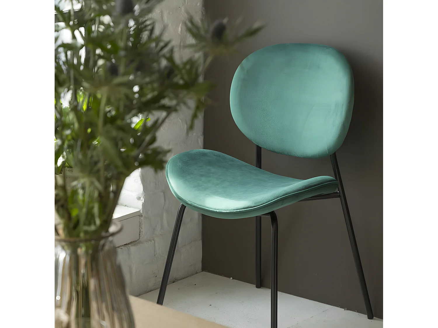 Juego de 2 sillas vintage de terciopelo verde esmeralda con base de compás de metal negro