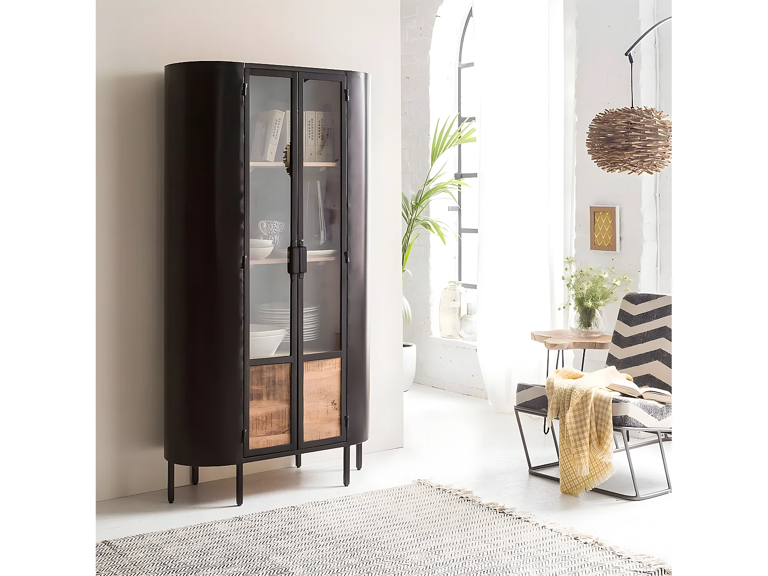 Vitrina de metal Achille estilo industrial con apertura abatible, sin LED, color negro, dimensiones 168x90x41cm