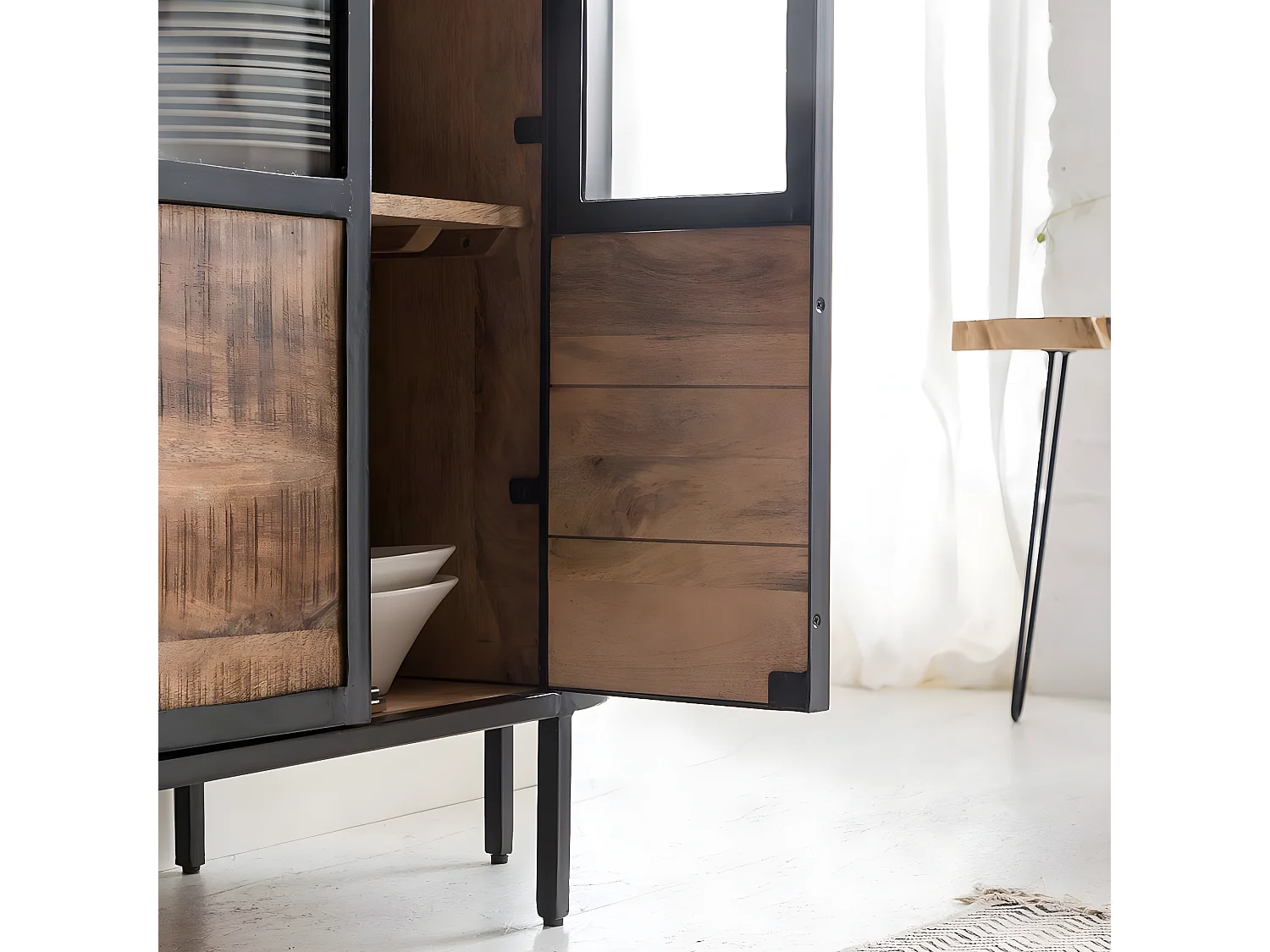 Vitrina de metal Achille estilo industrial con apertura abatible, sin LED, color negro, dimensiones 168x90x41cm