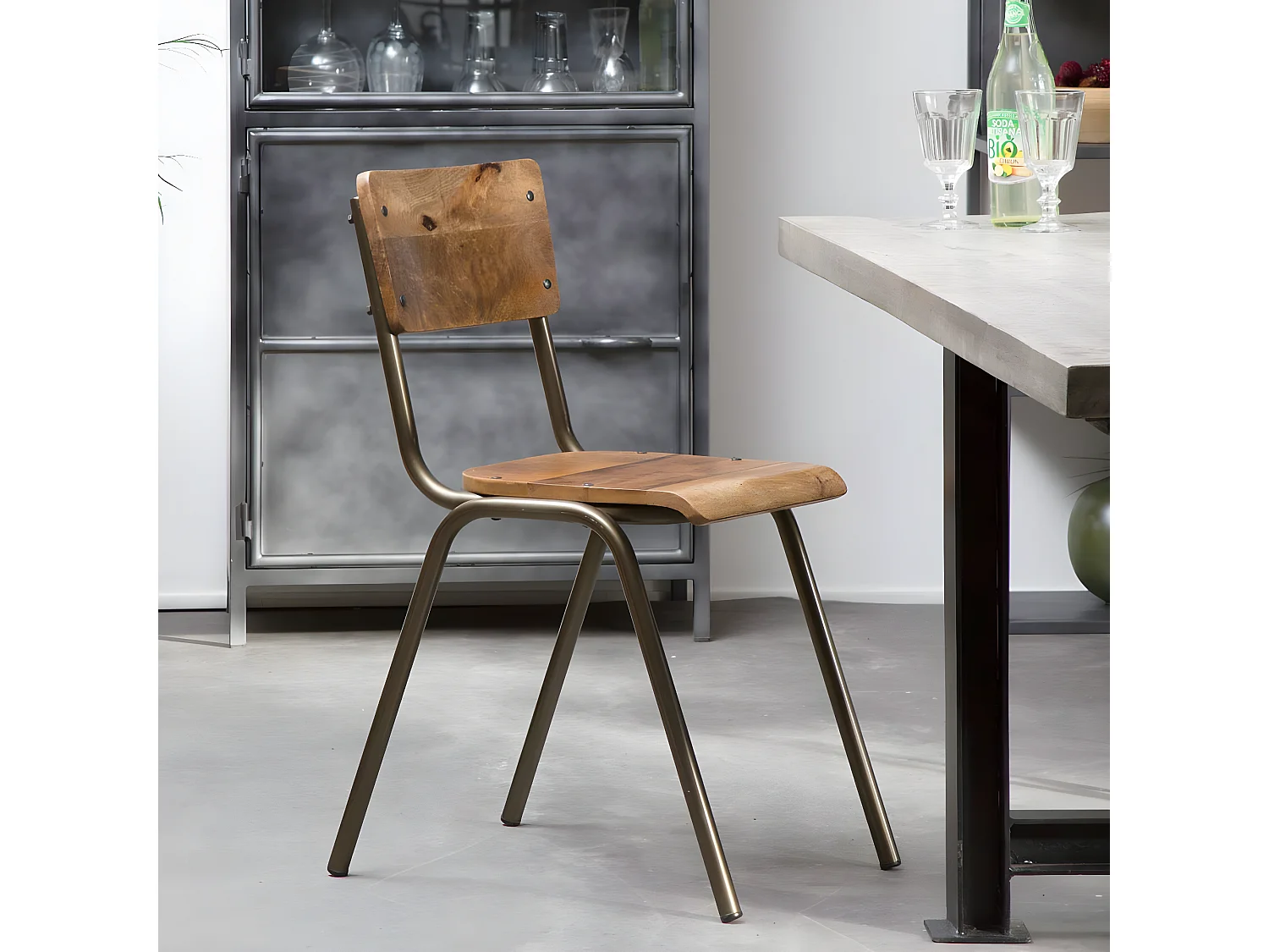 Lote de 2 sillas industriales de madera de mango Marcus