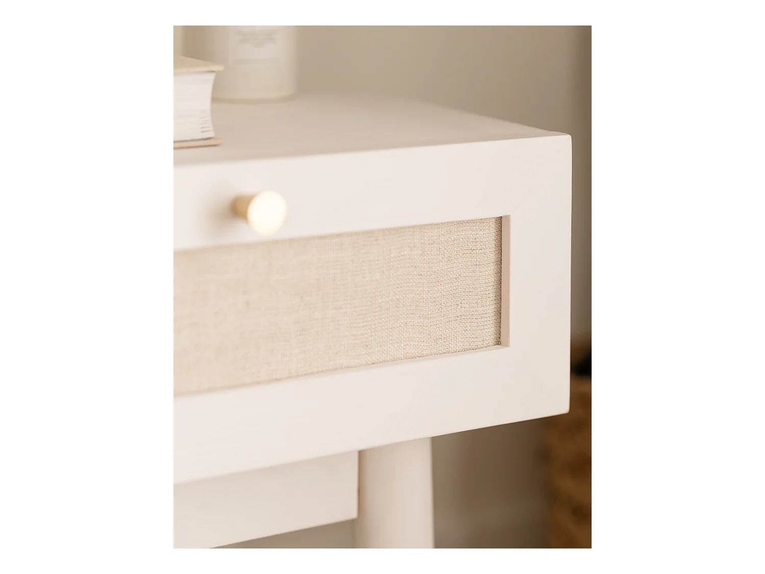 Mesita de noche de madera de abeto maciza y lino Decowood con cajón en color blanco de 40x45cm - LINEN - DECOWOOD