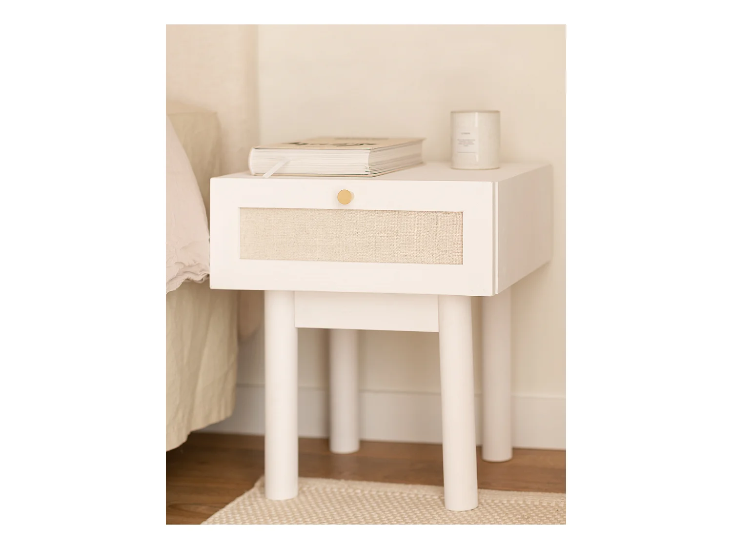 Mesita de noche de madera de abeto maciza y lino Decowood con cajón en color blanco de 40x45cm - LINEN - DECOWOOD