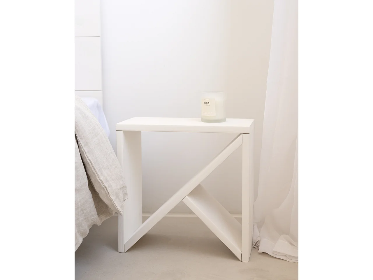 Mesita de noche o auxiliar de madera maciza en tono blanco de 50x50cm - STOKE - DECOWOOD