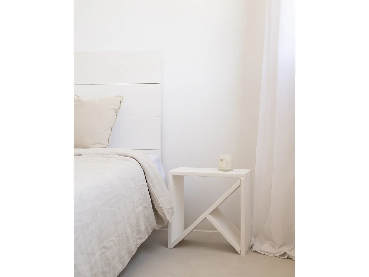 Table d'appoint en bois de pin blanche 50x50cm - STOKE - DECOWOOD