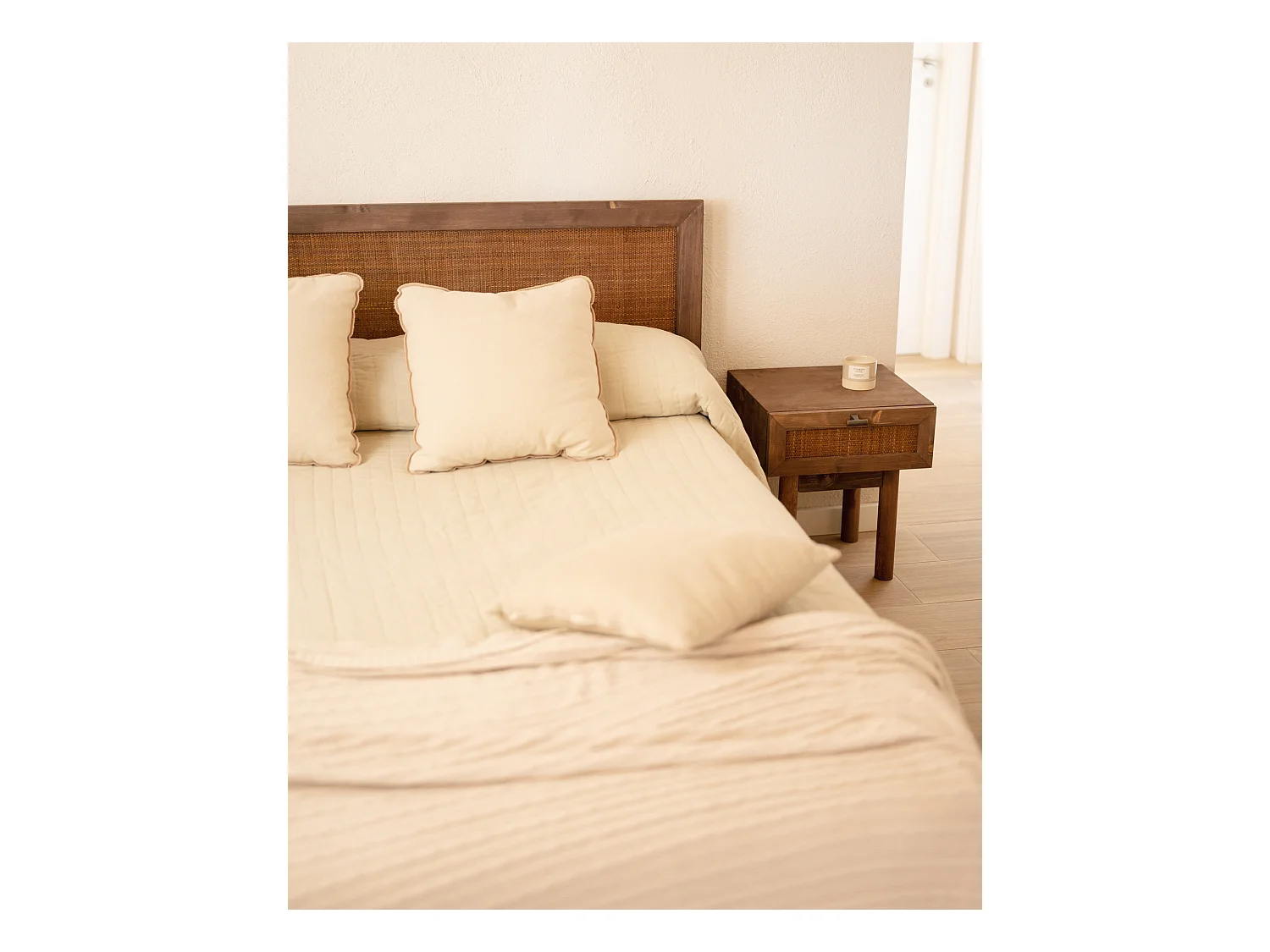 Comodino 1 cassetto in legno massello in tono noce 45x40cm - OLIVIA - DECOWOOD