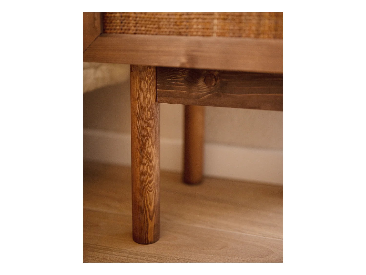 Comodino 1 cassetto in legno massello in tono noce 45x40cm - OLIVIA - DECOWOOD