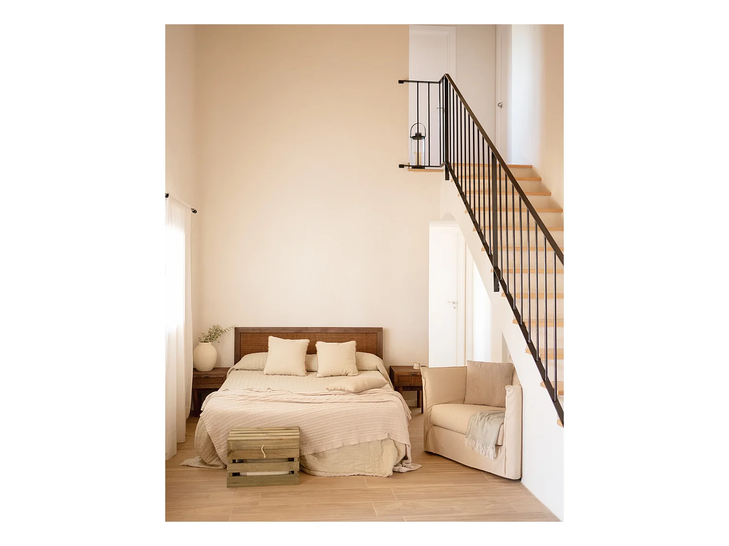 Comodino 1 cassetto in legno massello in tono noce 45x40cm - OLIVIA - DECOWOOD