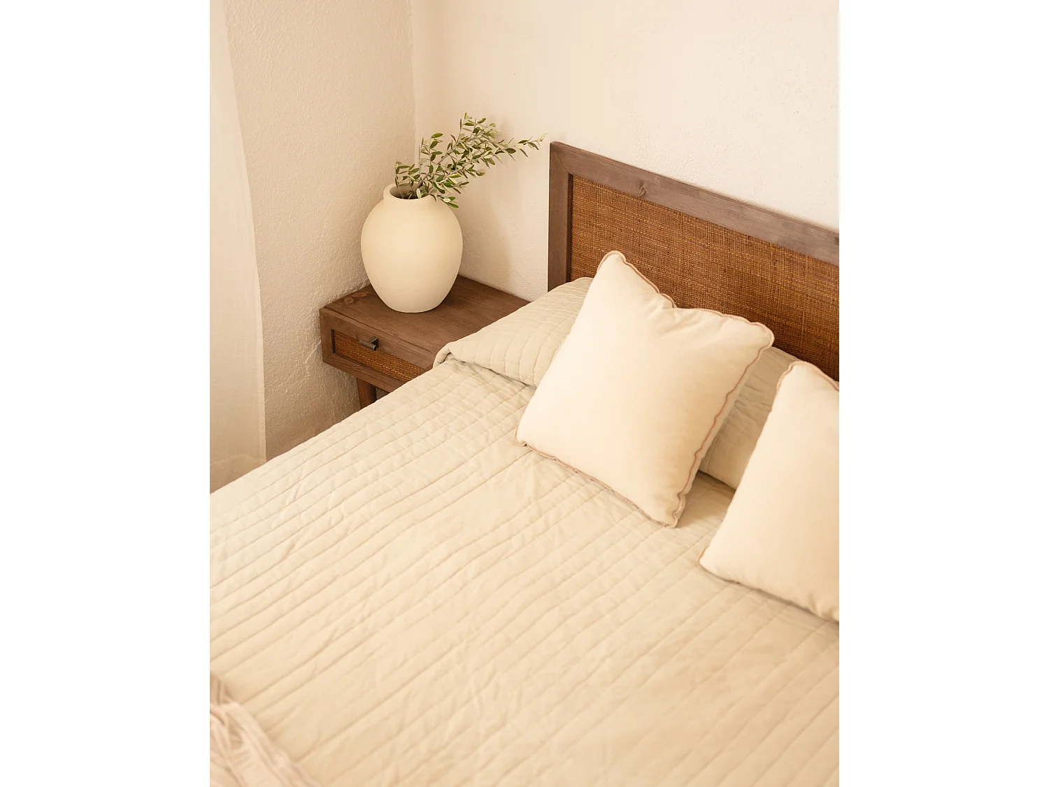 Comodino 1 cassetto in legno massello in tono noce 45x40cm - OLIVIA - DECOWOOD