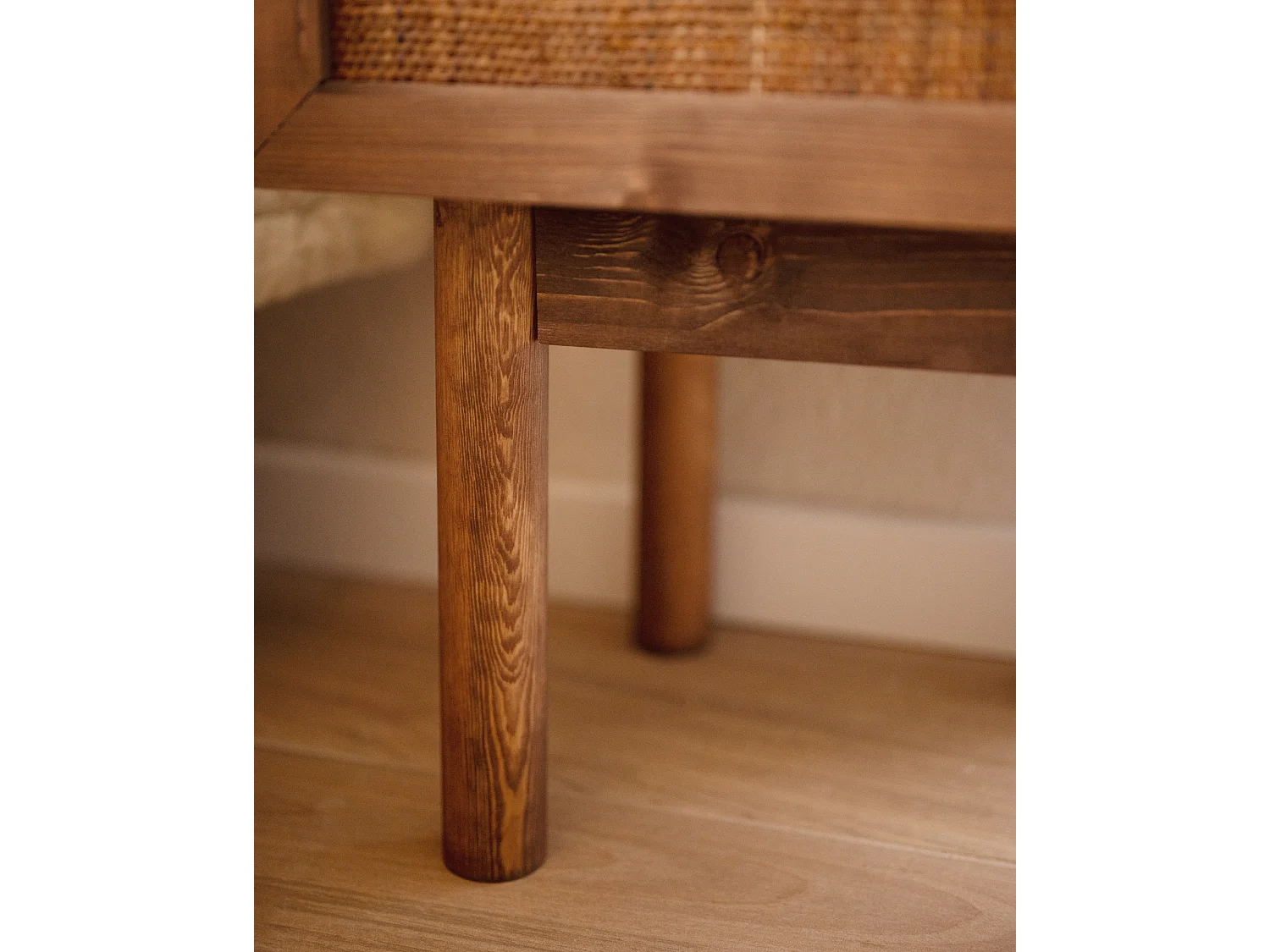 Comodino 1 cassetto in legno massello in tono noce 45x40cm - OLIVIA - DECOWOOD