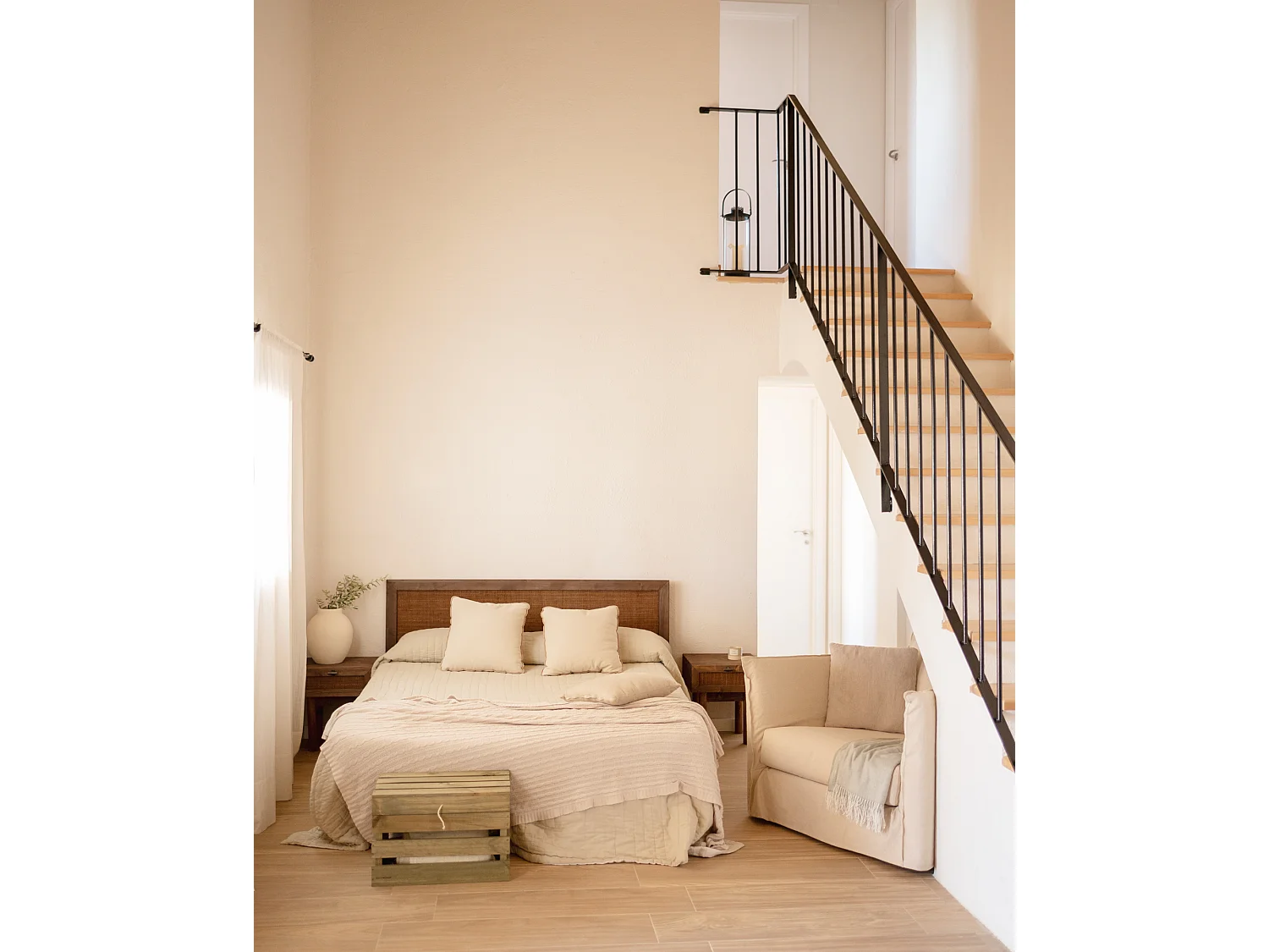 Comodino 1 cassetto in legno massello in tono noce 45x40cm - OLIVIA - DECOWOOD