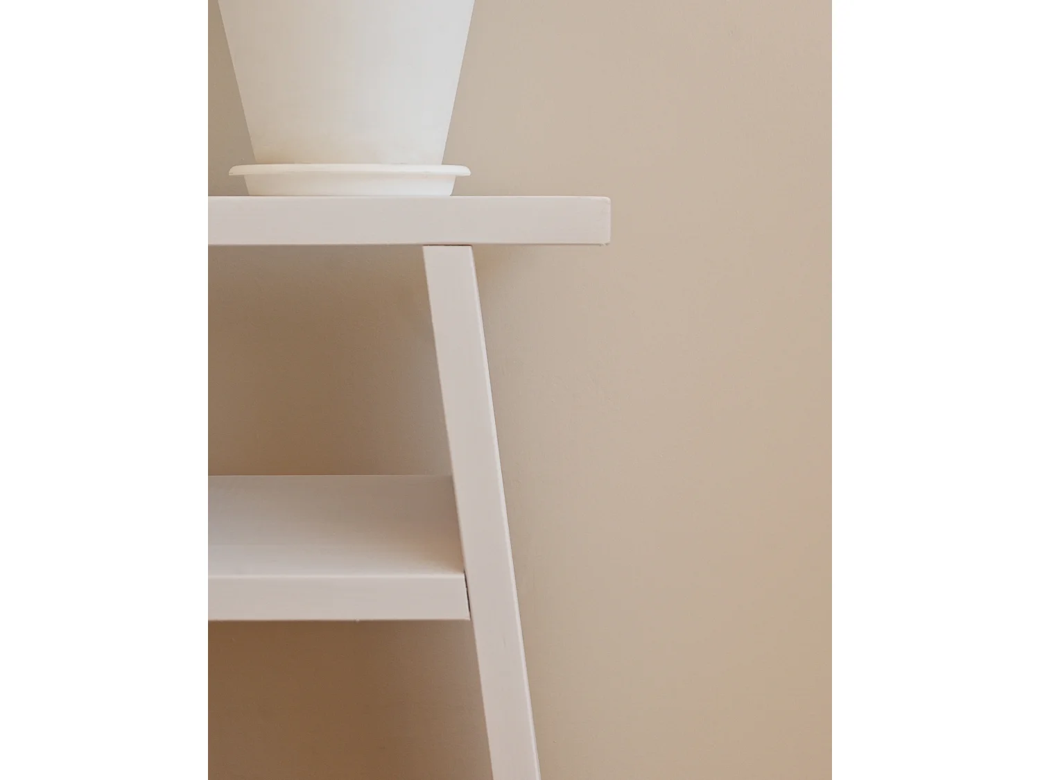 Mesita de noche de madera maciza en tono blanco 20x60cm - ARITZ - DECOWOOD