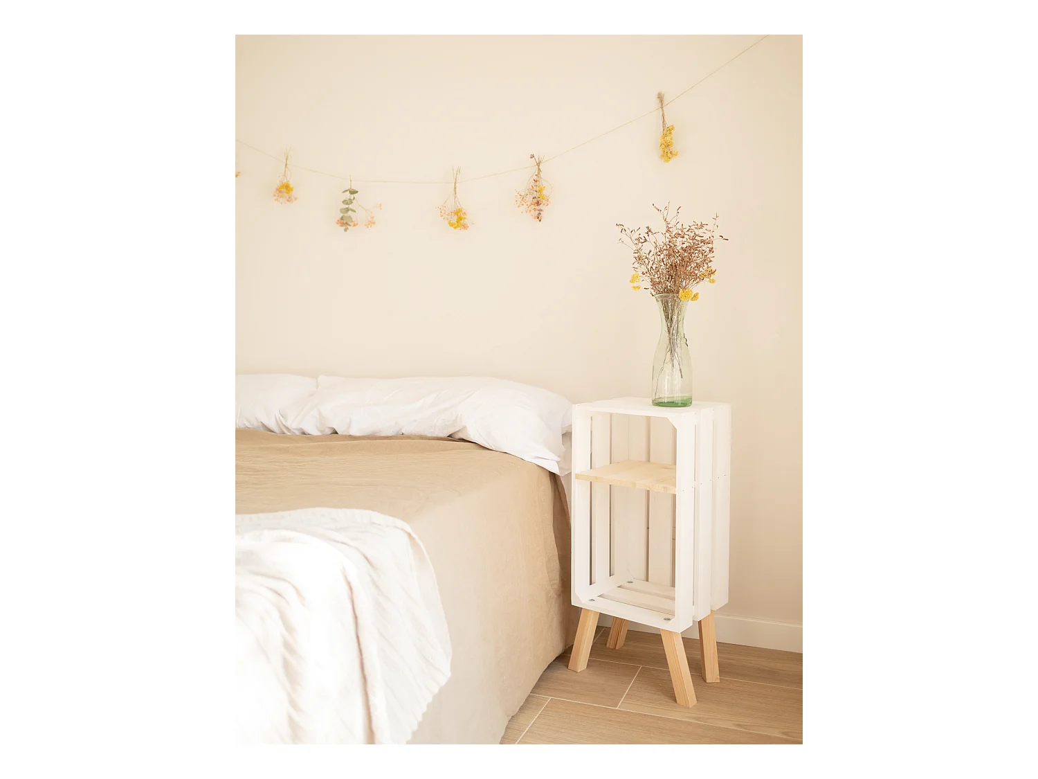 Comodino verticale in legno massello in tono bianco 25,5x66cm - BOX - DECOWOOD