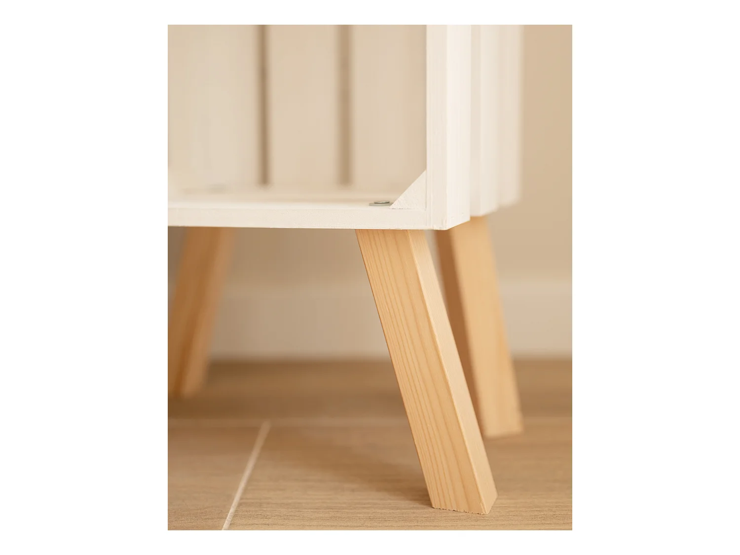 Comodino verticale in legno massello in tono bianco 25,5x66cm - BOX - DECOWOOD