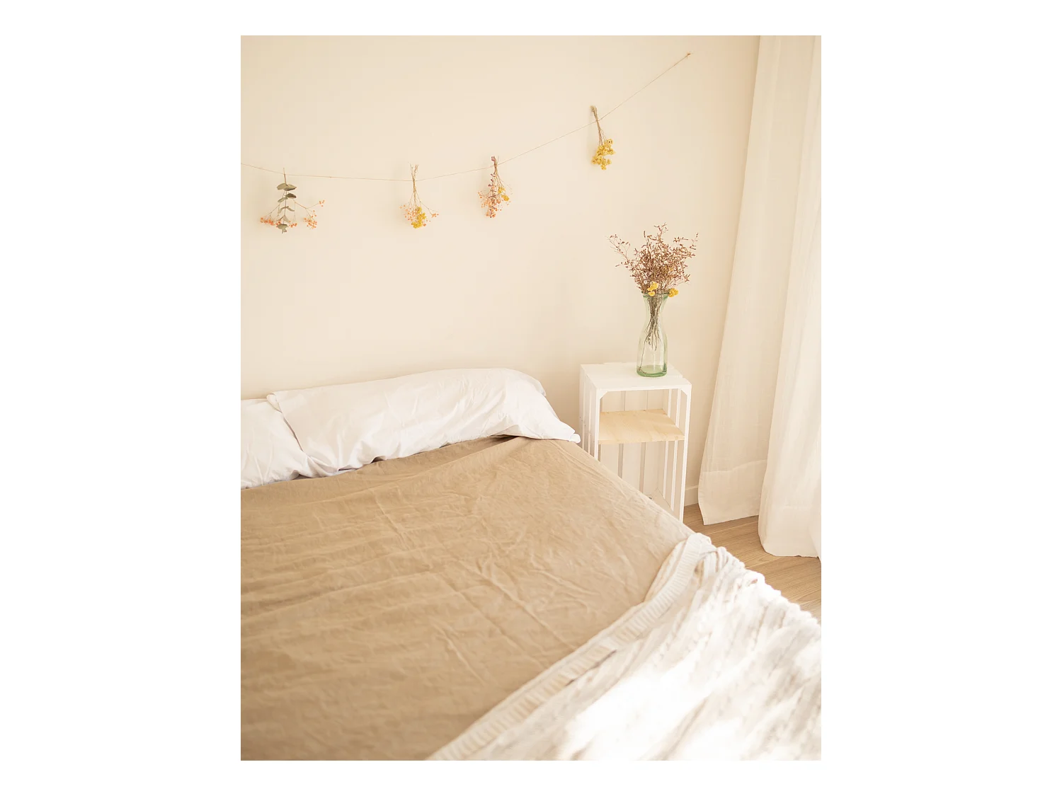 Comodino verticale in legno massello in tono bianco 25,5x66cm - BOX - DECOWOOD