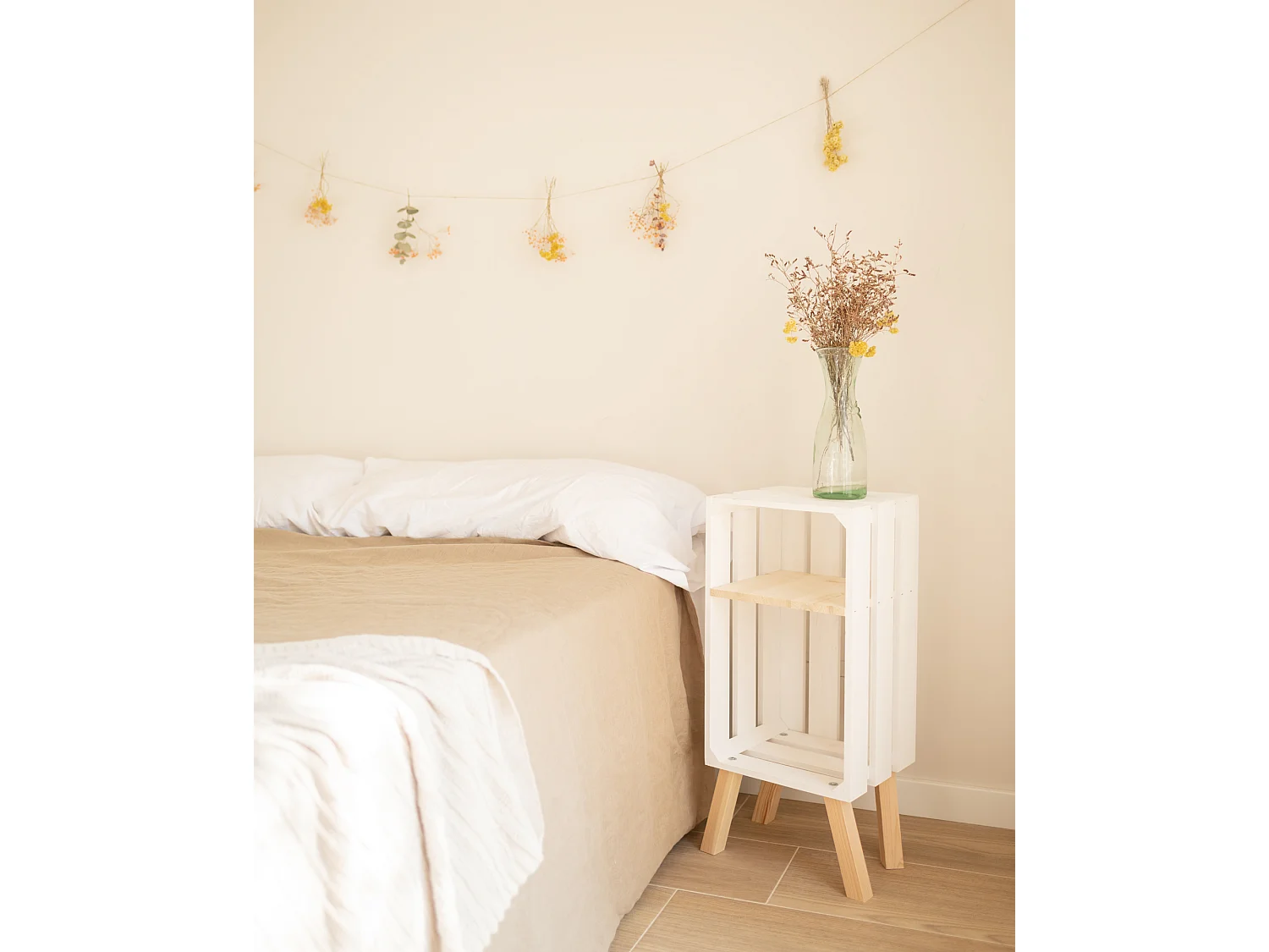 Comodino verticale in legno massello in tono bianco 25,5x66cm - BOX - DECOWOOD