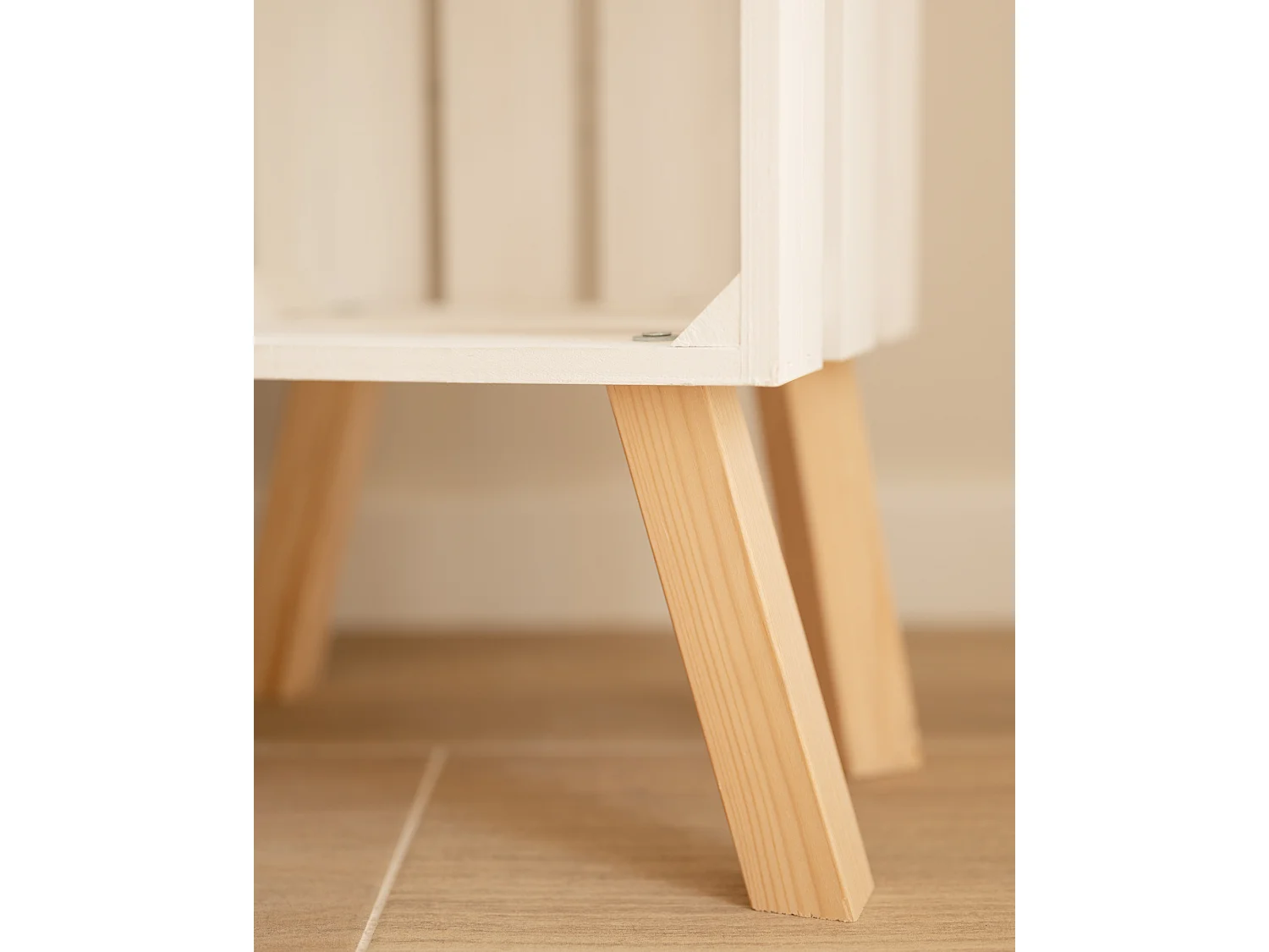 Comodino verticale in legno massello in tono bianco 25,5x66cm - BOX - DECOWOOD