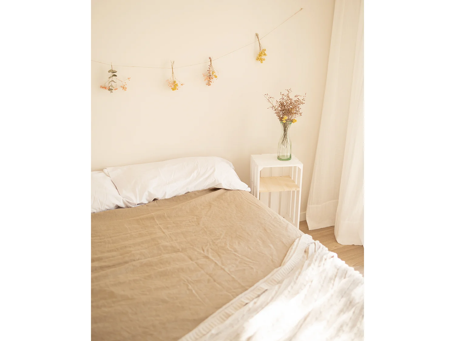 Comodino verticale in legno massello in tono bianco 25,5x66cm - BOX - DECOWOOD