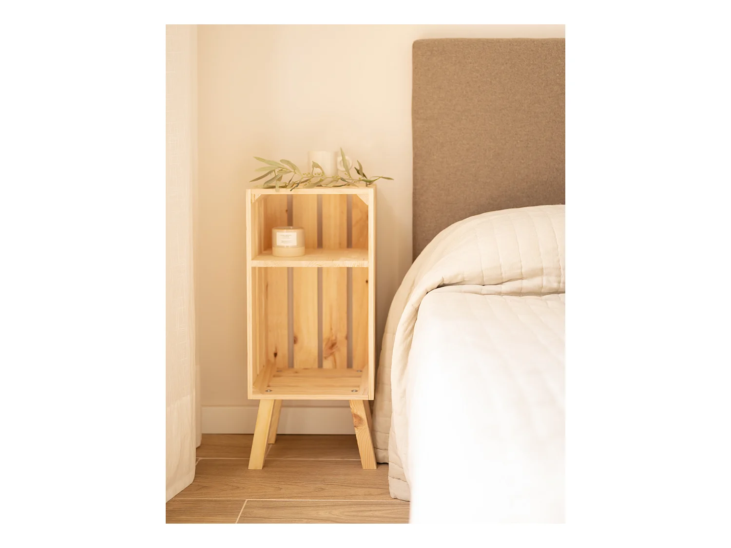 Comodino verticale in legno massello in tono naturale 25,5x66cm - BOX - DECOWOOD