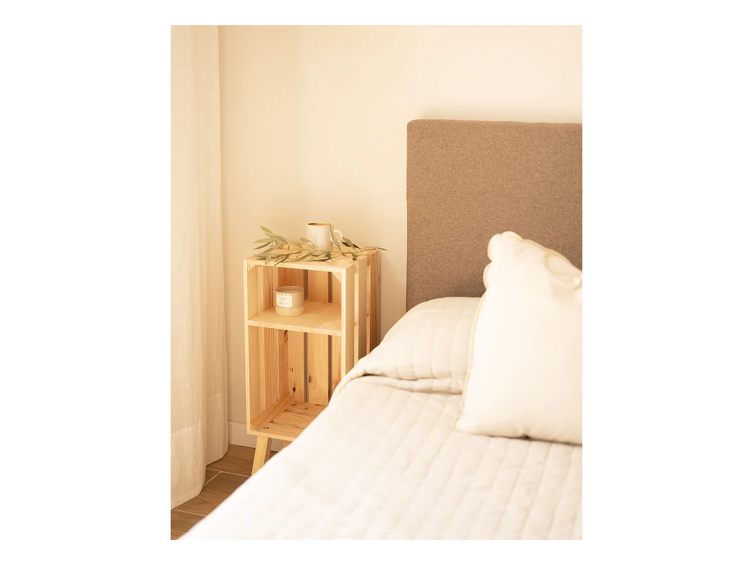 Comodino verticale in legno massello in tono naturale 25,5x66cm - BOX - DECOWOOD