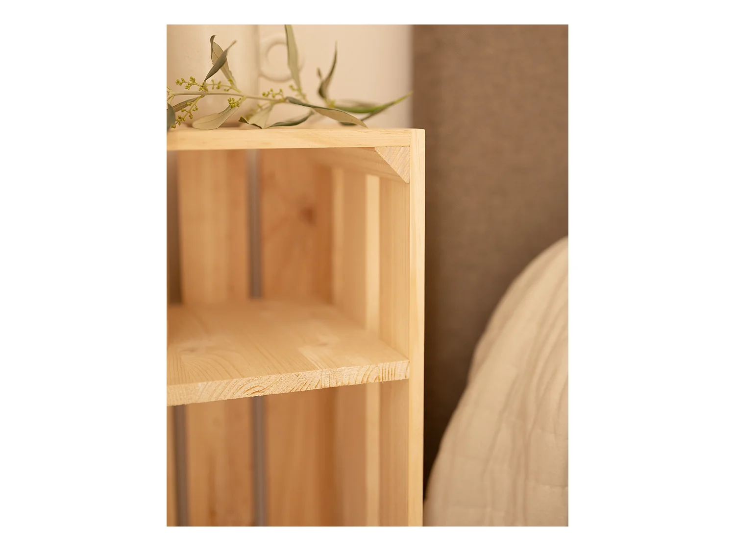 Comodino verticale in legno massello in tono naturale 25,5x66cm - BOX - DECOWOOD