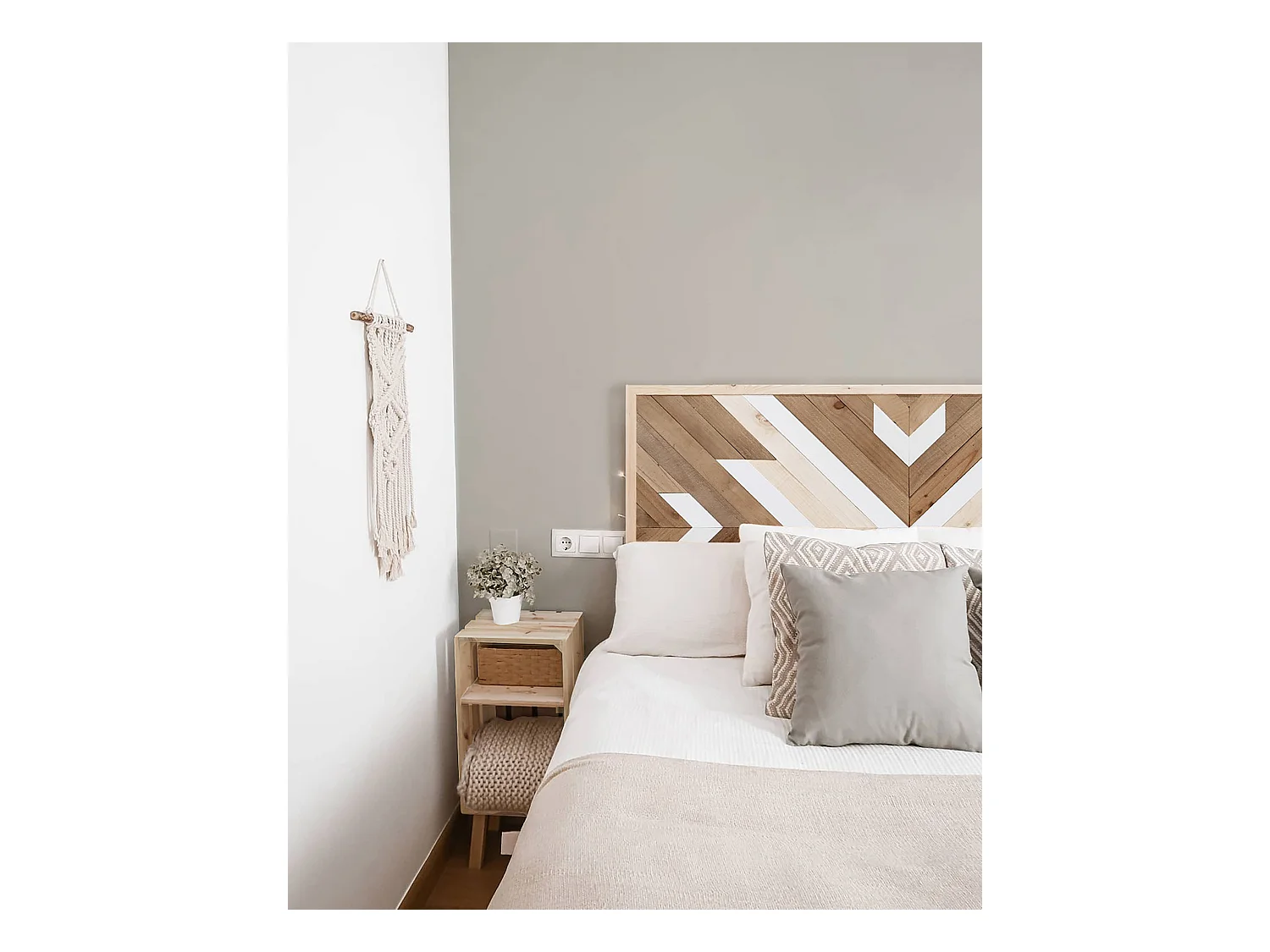 Comodino verticale in legno massello in tono naturale 25,5x66cm - BOX - DECOWOOD