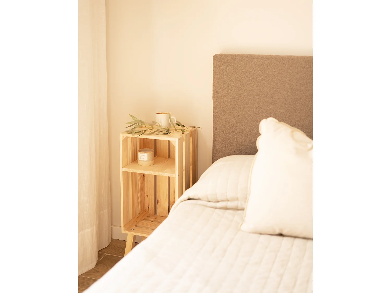 Table de chevet en bois de pin verticale naturelle 25,5x66cm - BOX - DECOWOOD