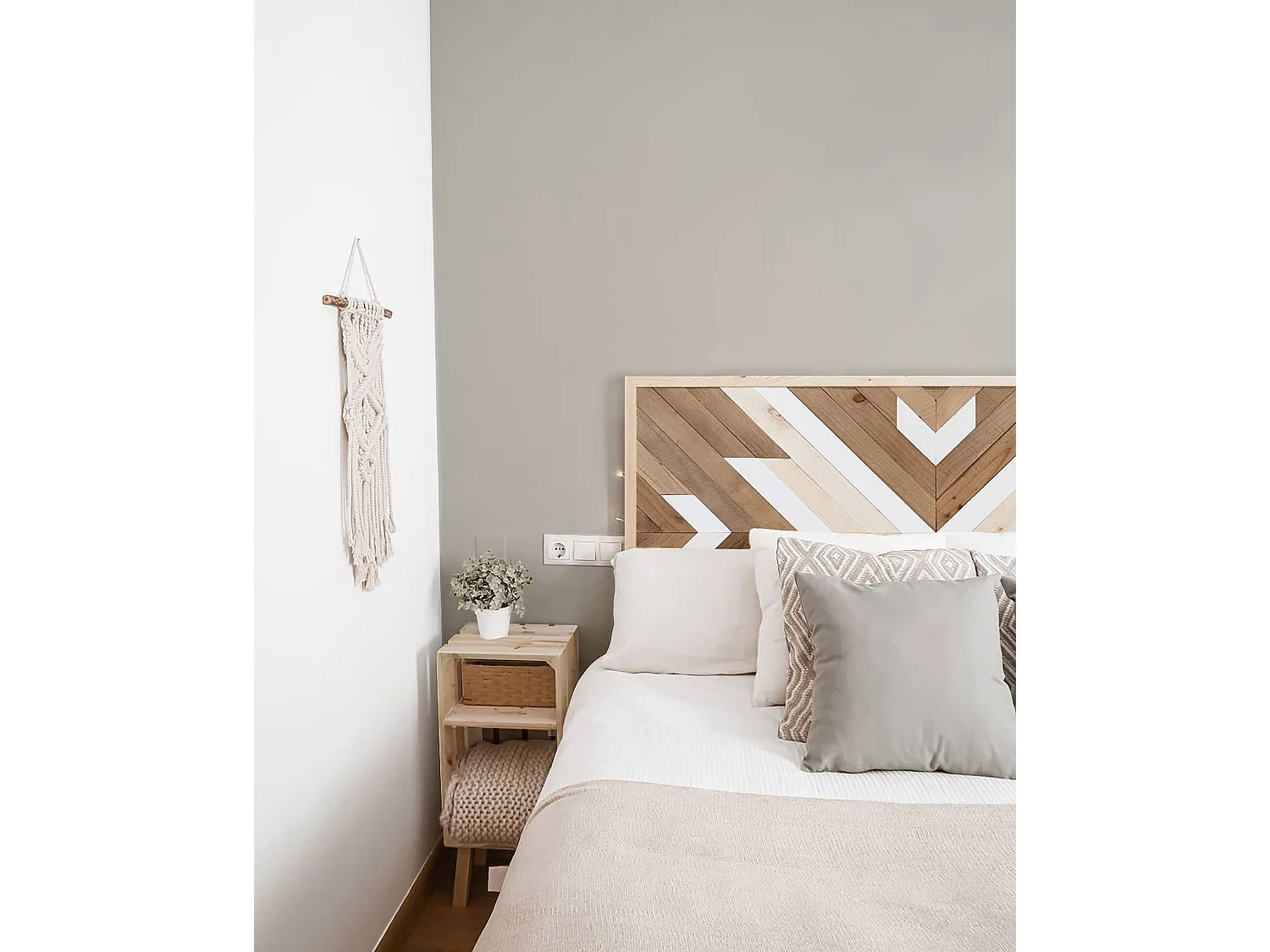 Table de chevet en bois de pin verticale naturelle 25,5x66cm - BOX - DECOWOOD