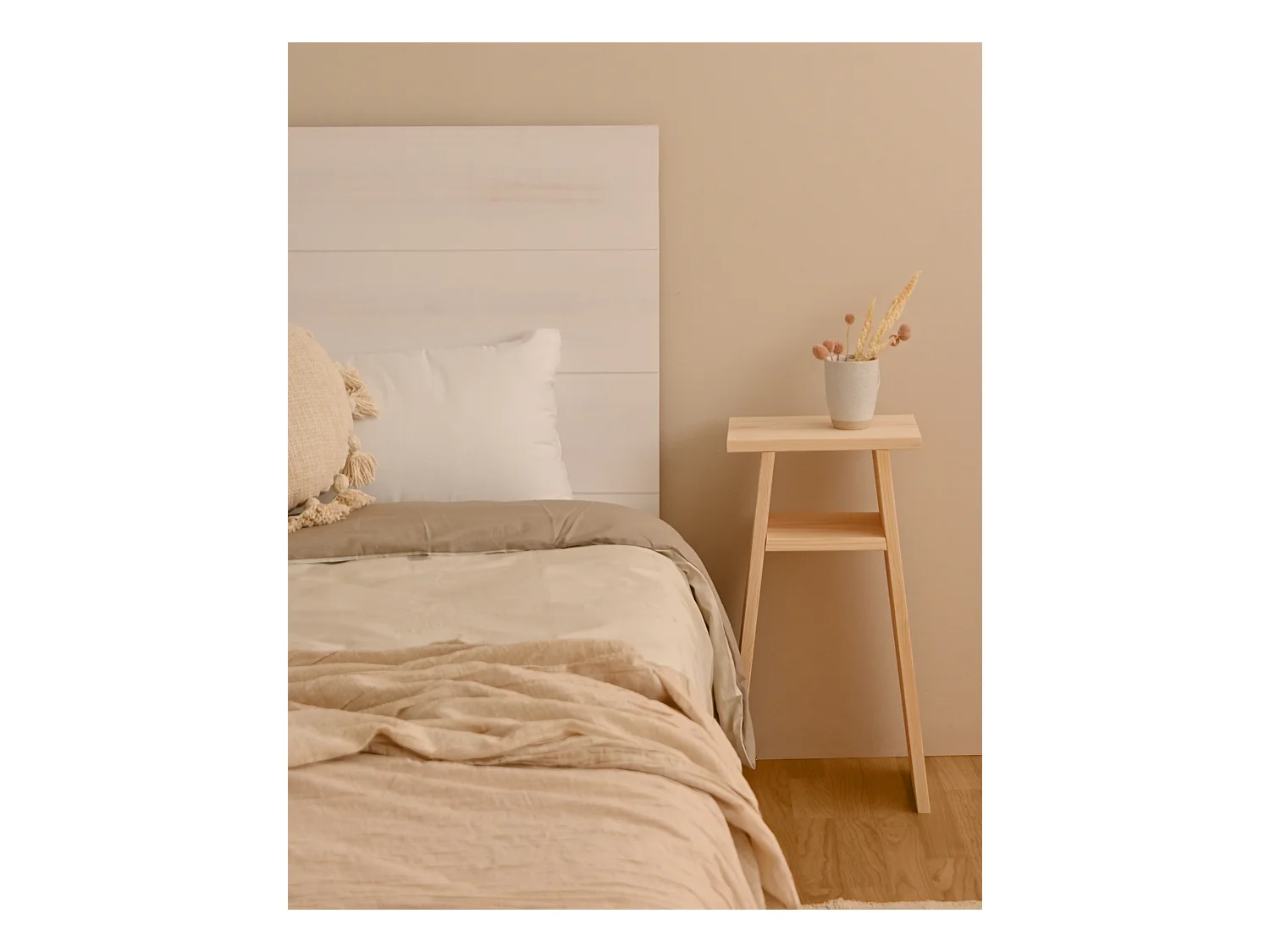 Mesita de noche de madera maciza en tono natural de 20x60cm - ARITZ - DECOWOOD