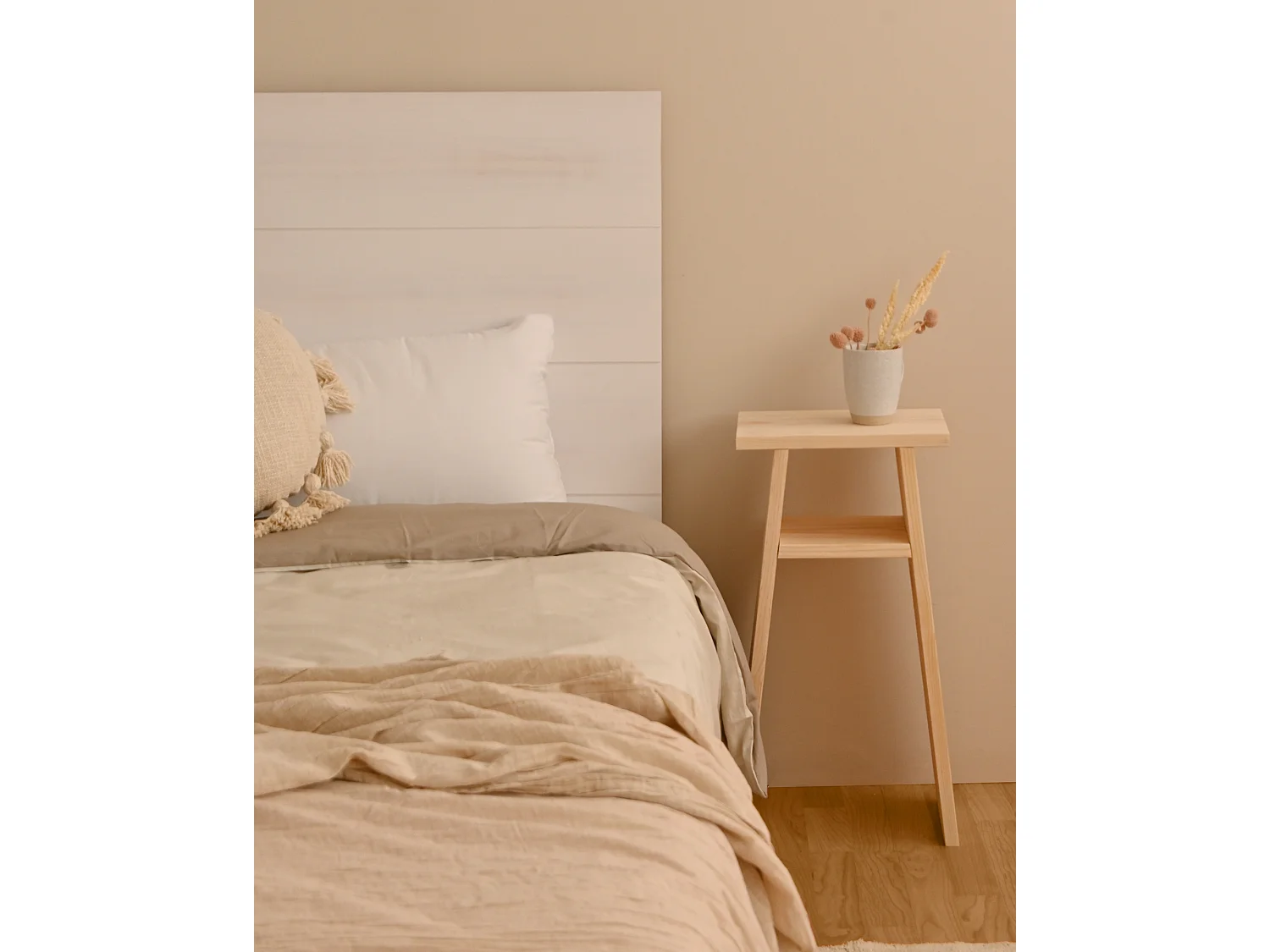 Mesita de noche de madera maciza en tono natural de 20x60cm - ARITZ - DECOWOOD