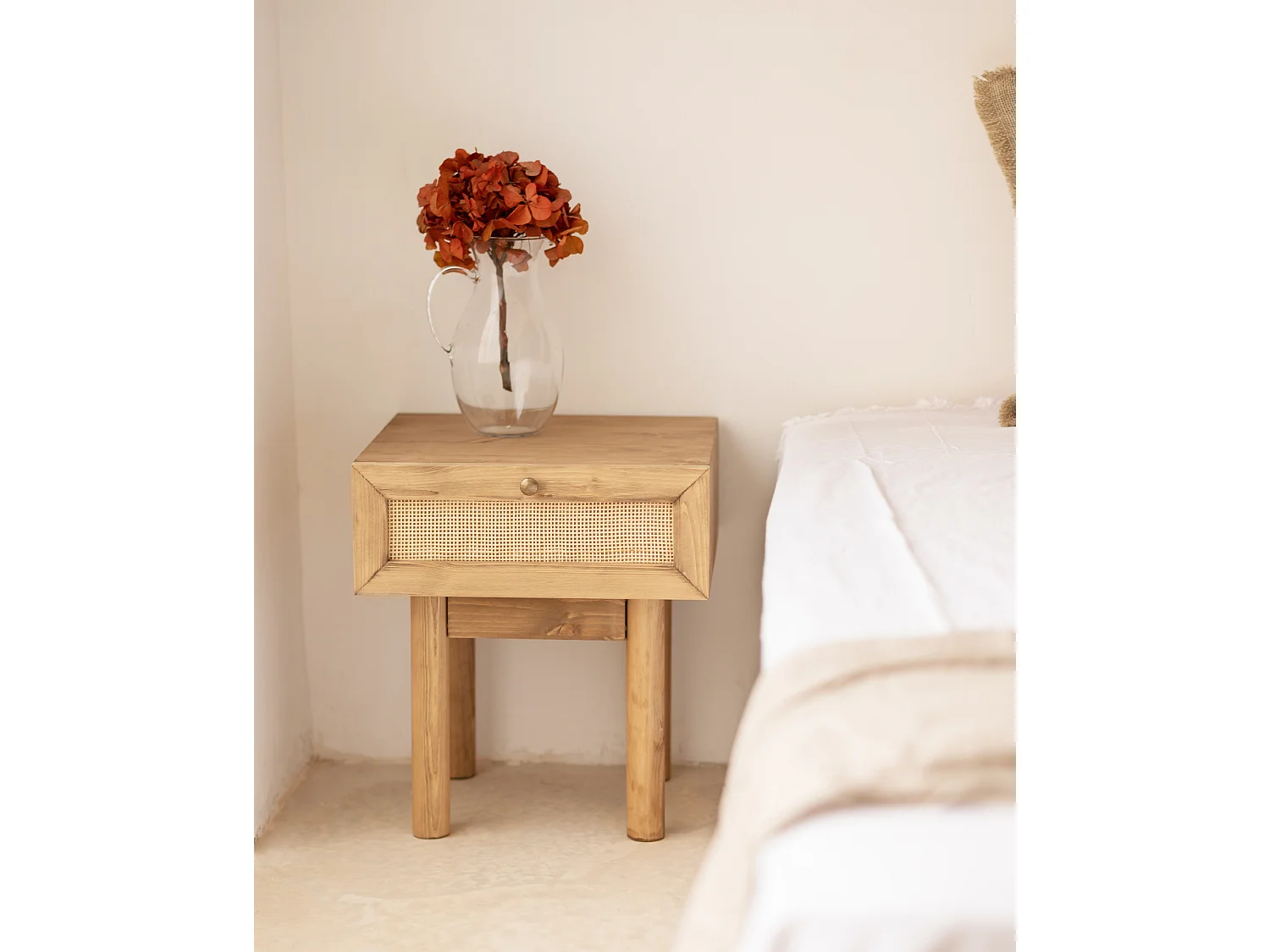 Mesita de noche de madera de abeto maciza y rafia Decowood con cajón en color roble oscuro de 40x45cm - FRIDA - DECOWOOD