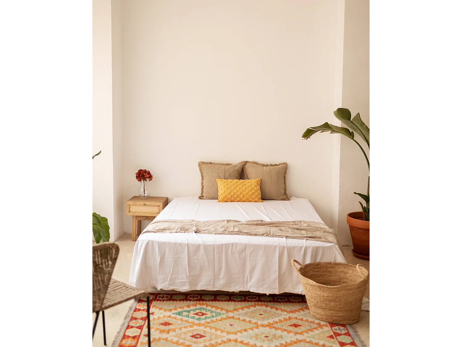 Mesita de noche de madera de abeto maciza y rafia Decowood con cajón en color roble oscuro de 40x45cm - FRIDA - DECOWOOD