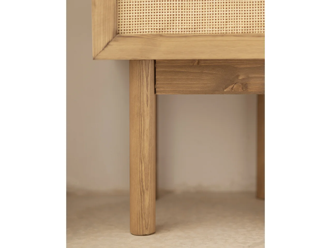 Mesita de noche de madera de abeto maciza y rafia Decowood con cajón en color roble oscuro de 40x45cm - FRIDA - DECOWOOD