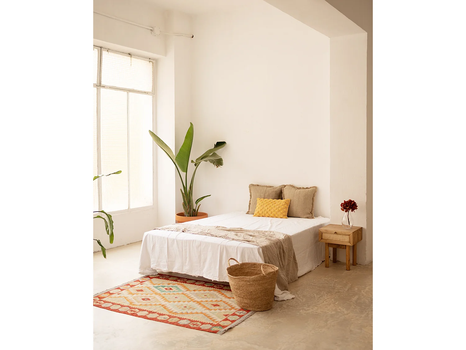 Mesita de noche de madera de abeto maciza y rafia Decowood con cajón en color roble oscuro de 40x45cm - FRIDA - DECOWOOD