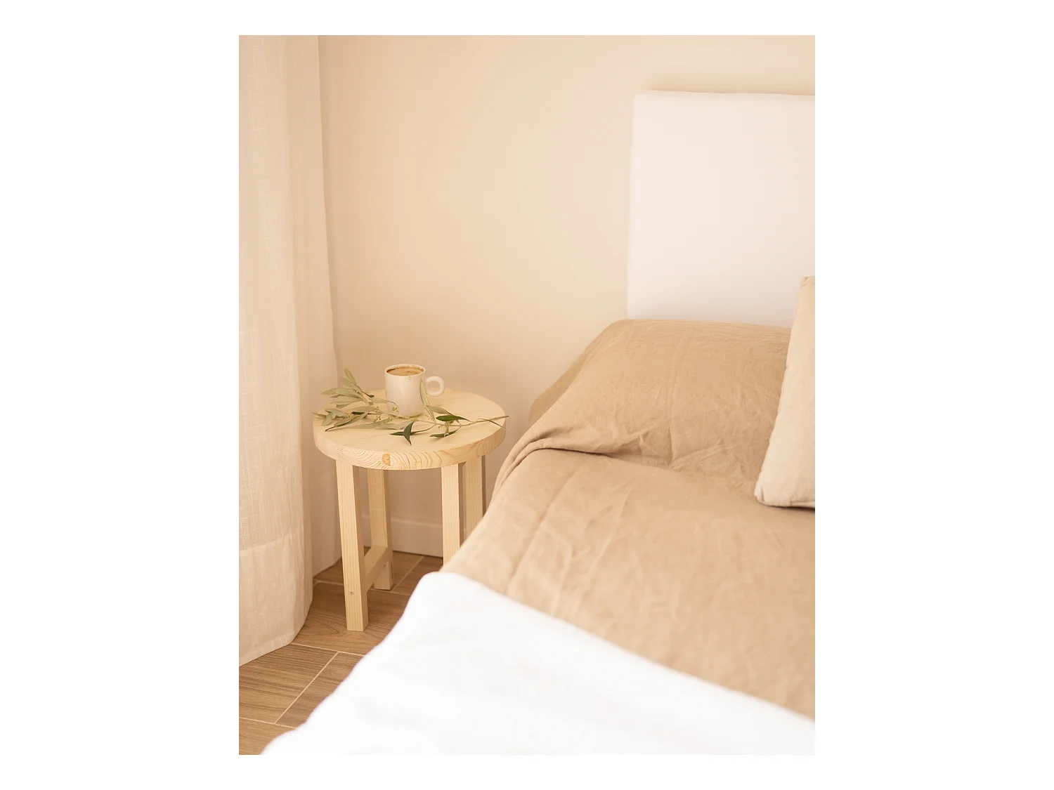 Mesita de noche redonda de madera de abeto Decowood en color natural 40x35cm - OLIVIA - DECOWOOD