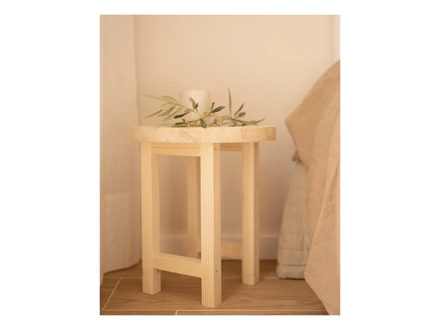 Mesita de noche redonda de madera de abeto Decowood en color natural 40x35cm - OLIVIA - DECOWOOD