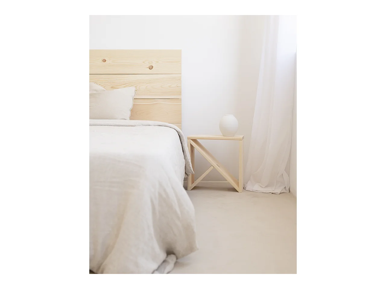 Mesita de noche o auxiliar de madera maciza en tono natural de 50x50cm - STOKE - DECOWOOD