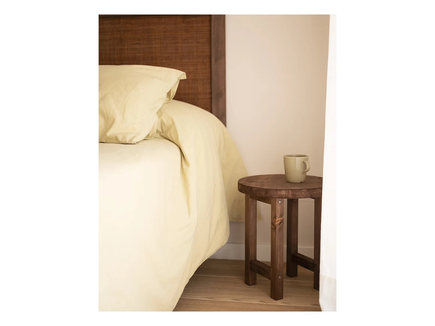 Mesita de noche redonda de madera de abeto Decowood en color nogal 40x35cm - OLIVIA - DECOWOOD