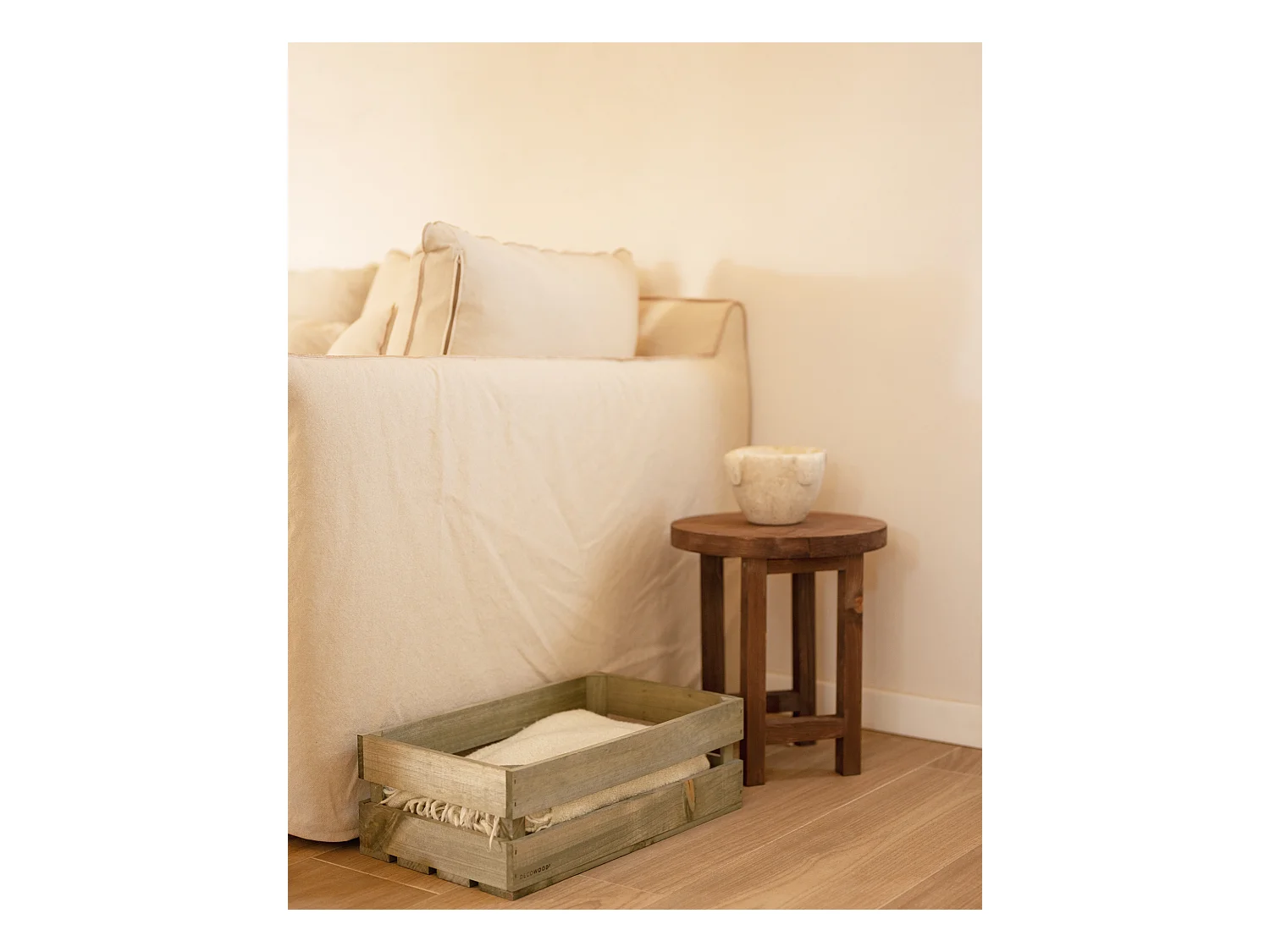 Mesita de noche redonda de madera de abeto Decowood en color nogal 40x35cm - OLIVIA - DECOWOOD