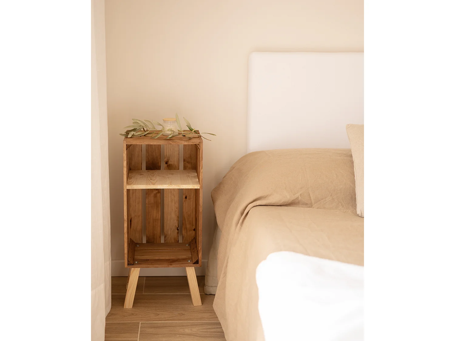 Comodino verticale in legno massello in tono marrone 25,5x66cm - BOX - DECOWOOD