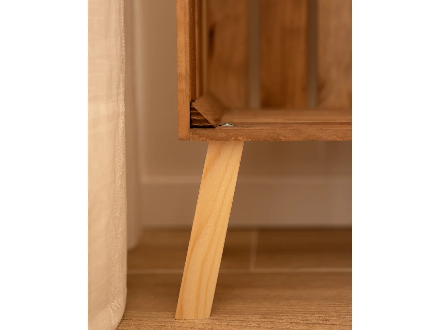 Comodino verticale in legno massello in tono marrone 25,5x66cm - BOX - DECOWOOD