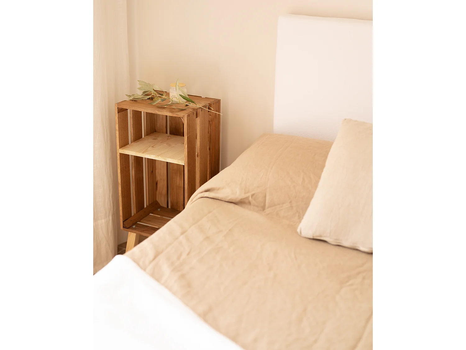 Comodino verticale in legno massello in tono marrone 25,5x66cm - BOX - DECOWOOD